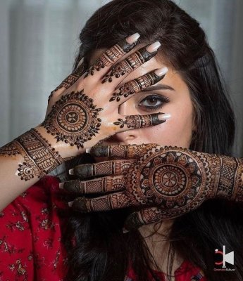 Couple Mehndi Photography Pose