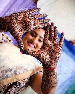 Couple Mehndi Photography Pose