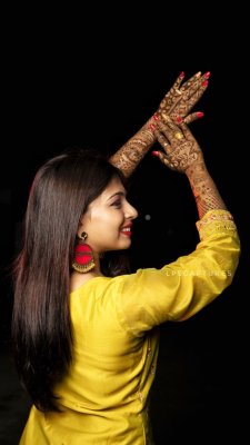 Couple Mehndi Photography Pose