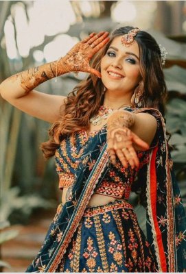 Couple Mehndi Photography Pose