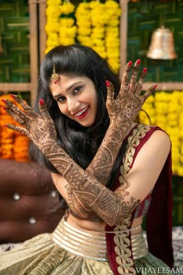 Couple Mehndi Photography Pose