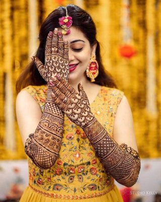 Couple Mehndi Photography Pose